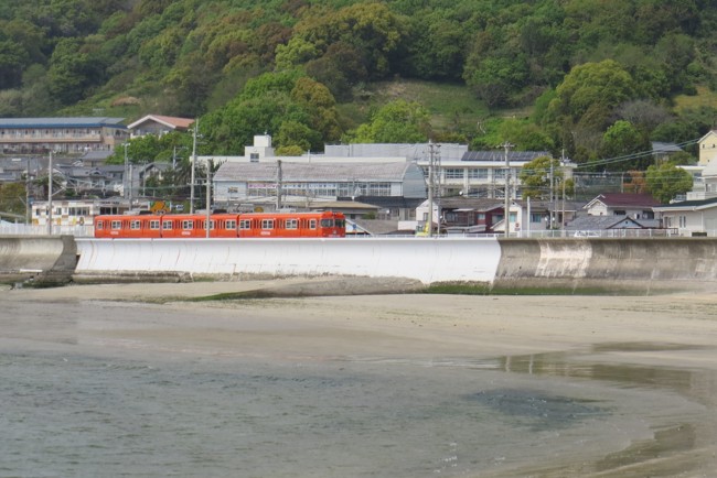 梅津寺海岸と電車